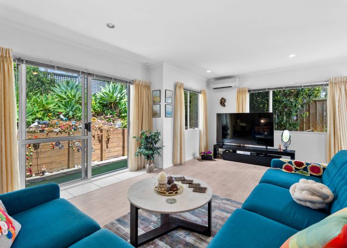  at 2/1A Hamilton Place, Glenfield, North Shore City, Auckland