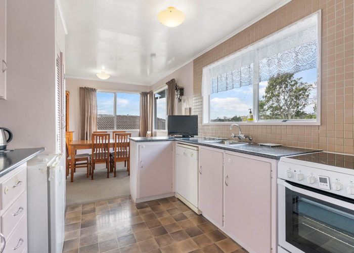  at 6 Chislehurst Street, Henderson, Waitakere City, Auckland