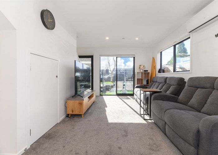  at 2/10 Yeovil Road, Te Atatu Peninsula, Auckland