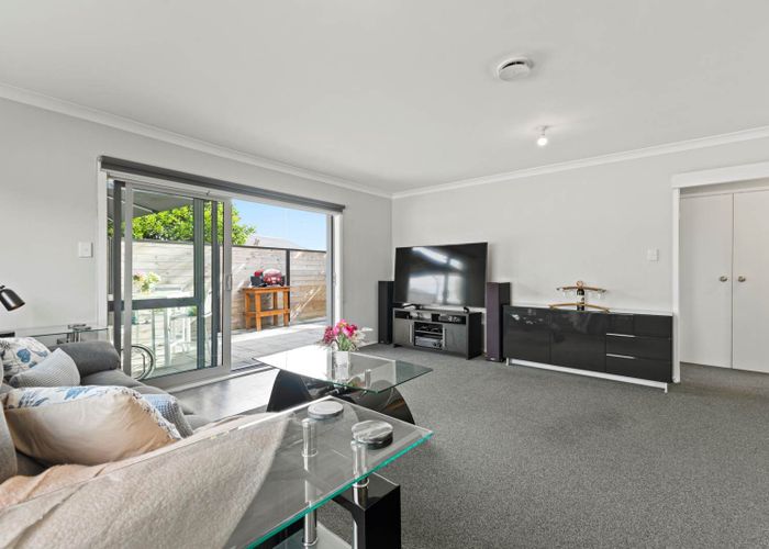  at 1/58 Challen Close, Conifer Grove, Papakura, Auckland