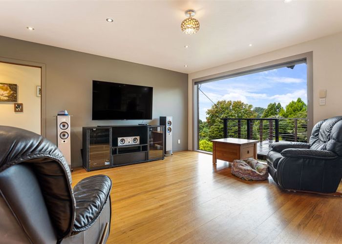  at 8 Rauhuia Crescent, Parau, Auckland