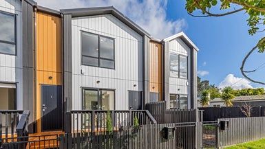  at 2/3 Beach Road, Te Atatu Peninsula, Auckland