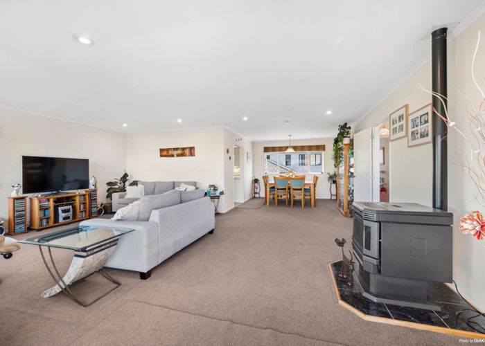  at 2/49 Rewi Street, Torbay, Auckland