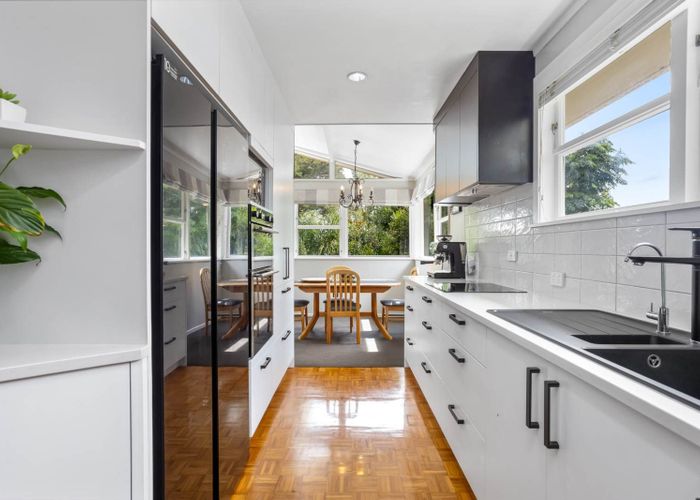  at 8 Avonleigh Road, Green Bay, Waitakere City, Auckland