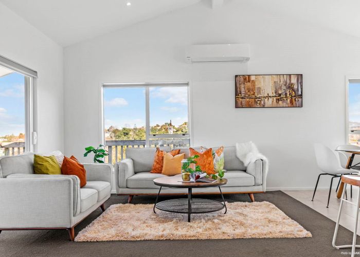  at 1/83 CHIVALRY ROAD, Glenfield, Auckland