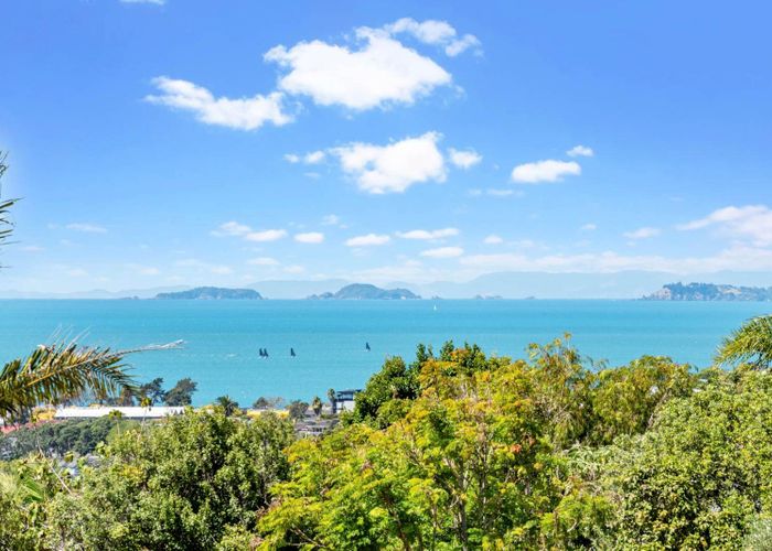  at 8 St Clair Place, Browns Bay, North Shore City, Auckland