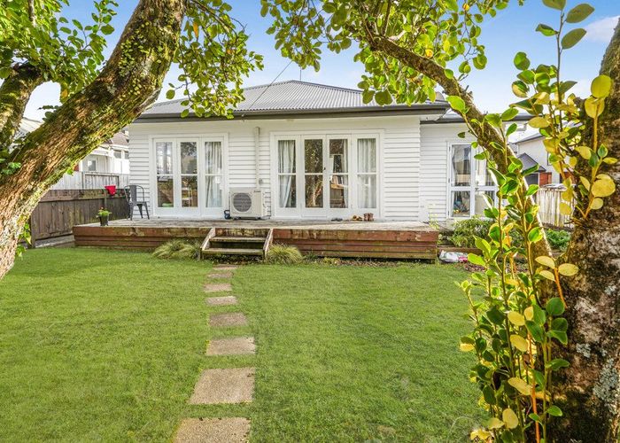  at 219 Fox Street, Hamilton East, Hamilton