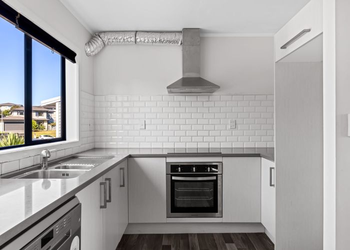 at 2/5 John Jennings Drive, Oteha, Auckland