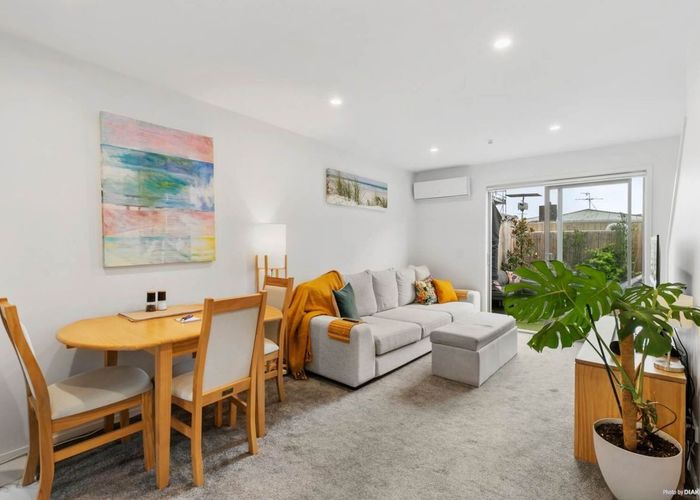  at 4/7 Flanshaw Road, Te Atatu South, Waitakere City, Auckland