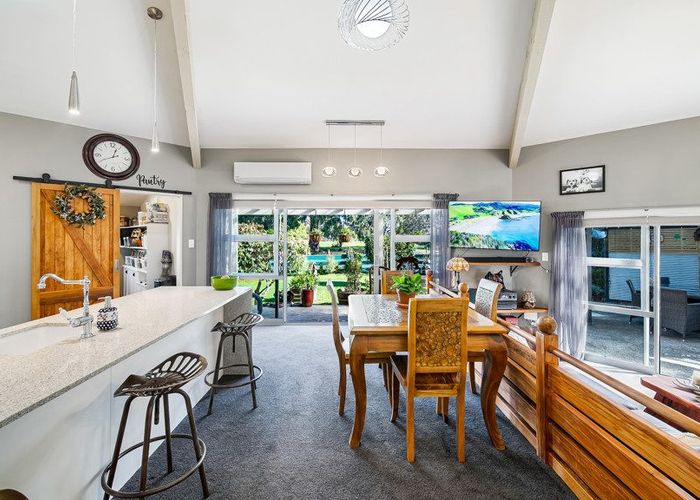  at 2 McKenzie Place, Waikuku Beach, Waikuku Beach