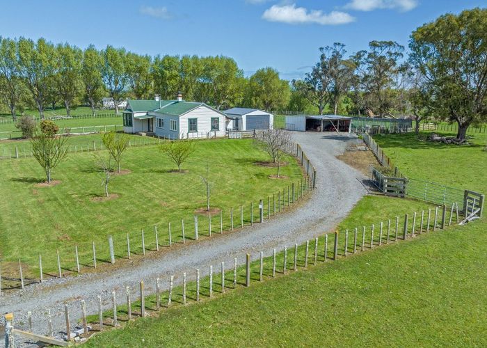  at 1865 Kimbolton Road, Kiwitea