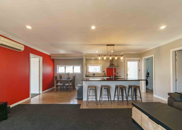  at 8 Deanwell Avenue, Deanwell, Hamilton