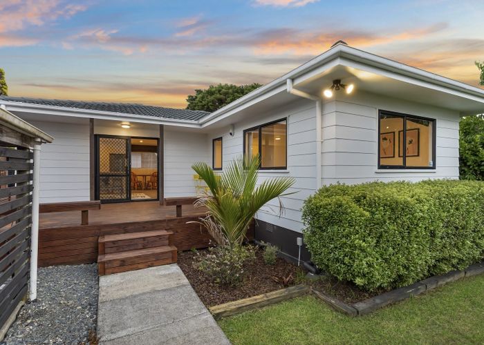  at 2/18 Darcy Place, Massey, Auckland