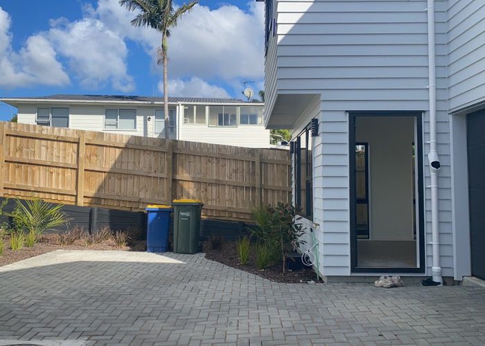  at 2/37 Allington Road, Massey, Waitakere City, Auckland