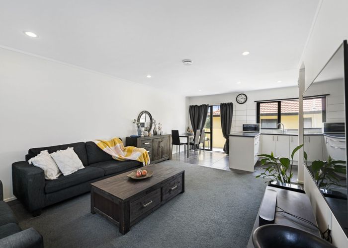  at 2/8 Margan Avenue, New Lynn, Auckland
