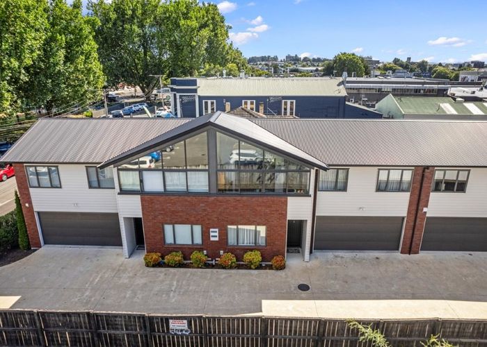  at 2/15 Cook Street, Hamilton East, Hamilton