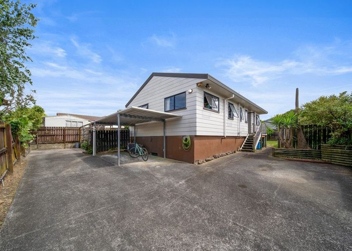  at 2/9 Bellville Drive, Clendon Park, Auckland
