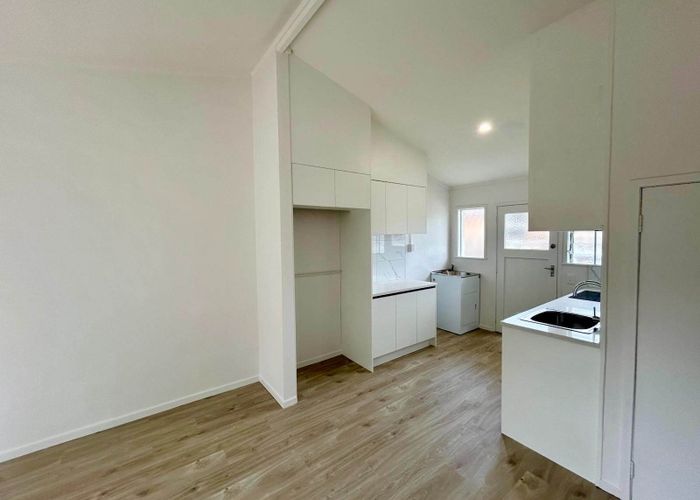  at 1/6 Almond Place, Mount Wellington, Auckland