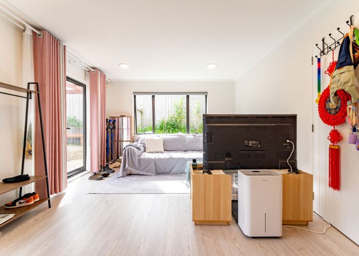  at 9 Travis View Drive, Fairview Heights, Auckland