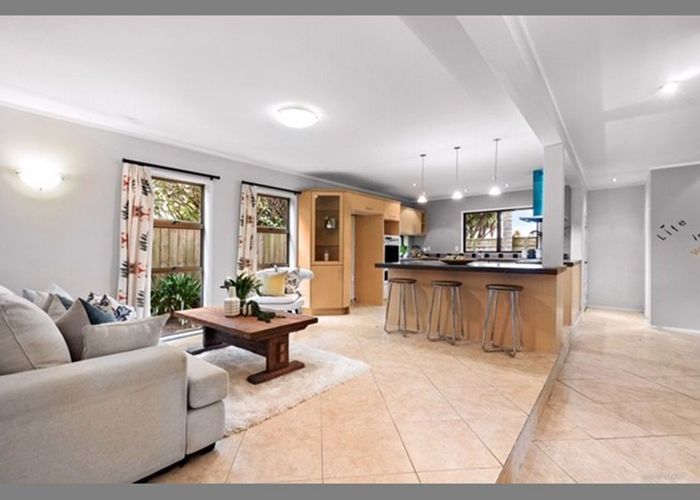  at 16 Cobblestone Lane, Hillcrest, Auckland