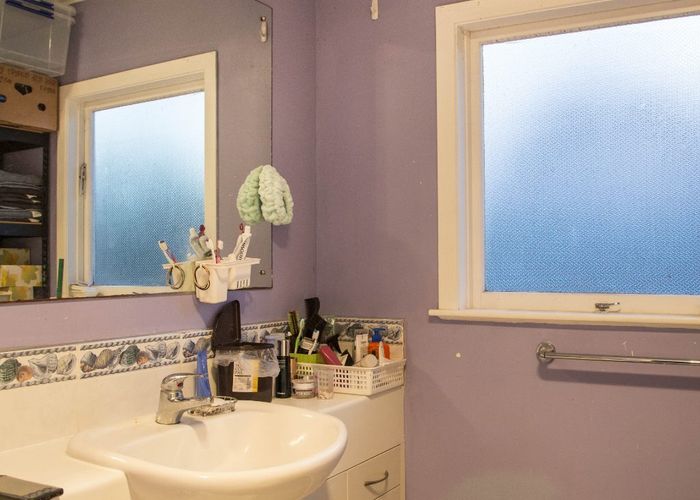  at 23 Waverley Avenue, Glenfield, North Shore City, Auckland