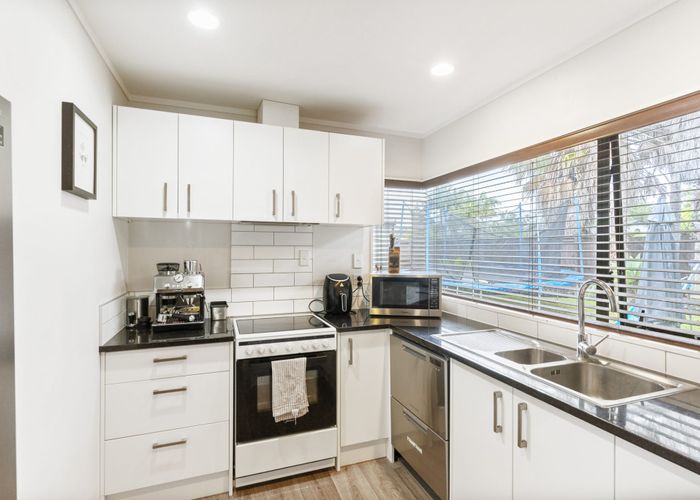  at 7 Robina Court, Burswood, Auckland
