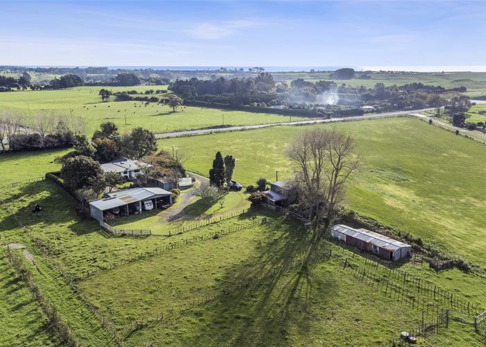  at 41 Mountain Road, Sentry Hill, New Plymouth