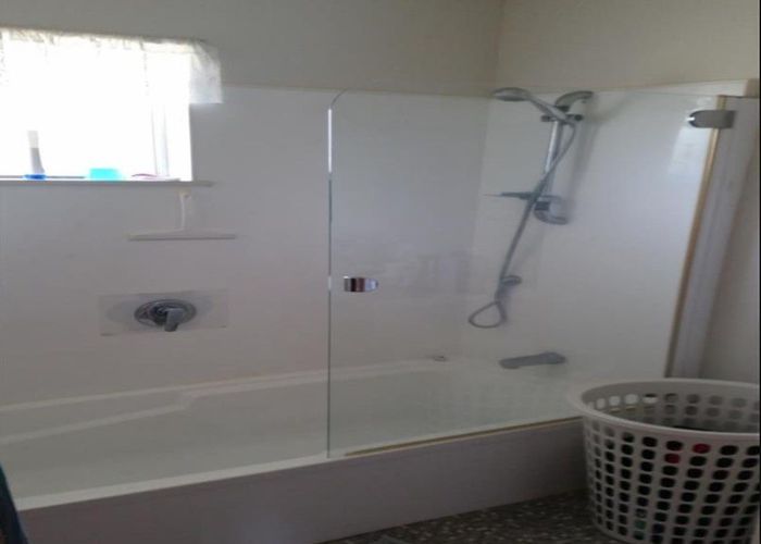  at 5 Pinedale Place, Henderson, Auckland