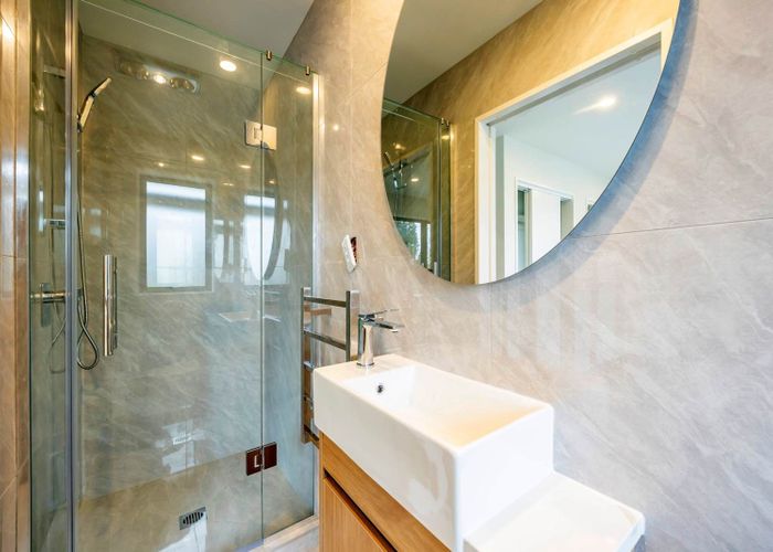  at 2/21 Peachgrove Road, Te Atatu Peninsula, Waitakere City, Auckland