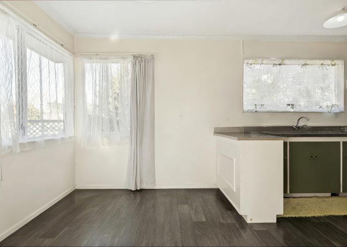  at 4 Splitt Avenue, Glenview, Hamilton