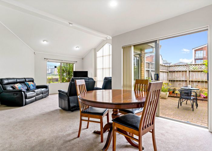  at 1/238 Botany Road, Golflands, Manukau City, Auckland