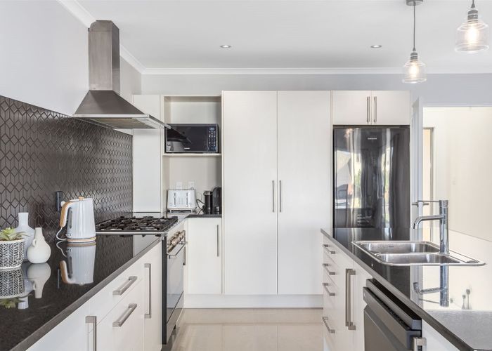  at 7 Paparoa Crescent, Aotea, Porirua