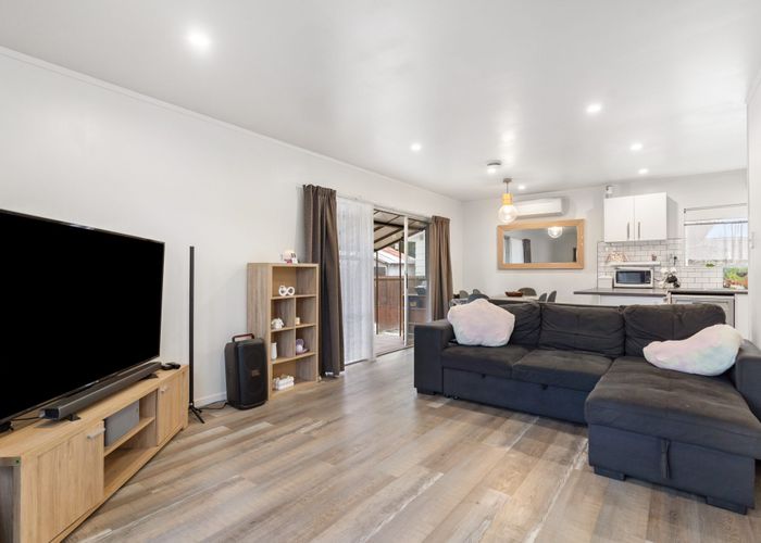 at 2/17 Poinsettia Place, Henderson, Waitakere City, Auckland