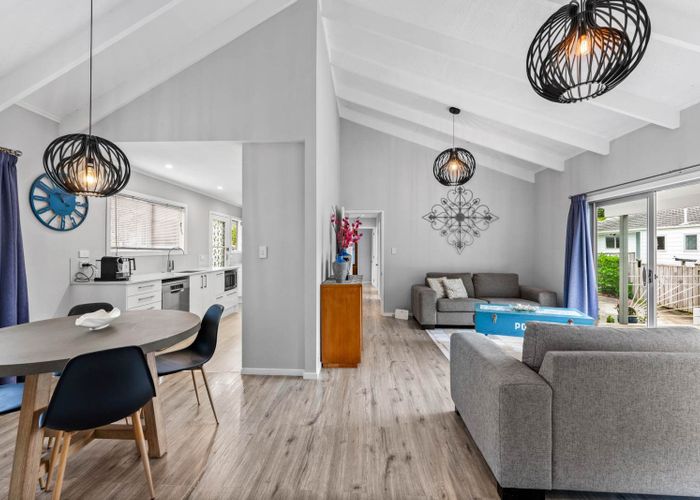  at 2/16 Scarlock Avenue, Browns Bay, North Shore City, Auckland