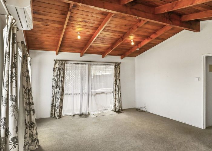 at 2/16 Kenderdine Road, Papatoetoe, Auckland