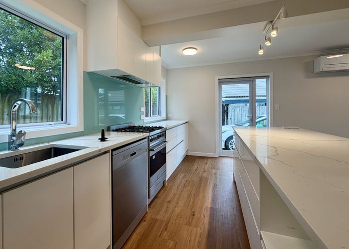  at 2/38 Tramway Road, Beach Haven, North Shore City, Auckland