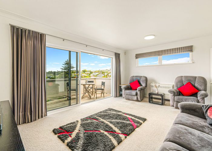  at 18 Woodcote Drive, Glenfield, Auckland