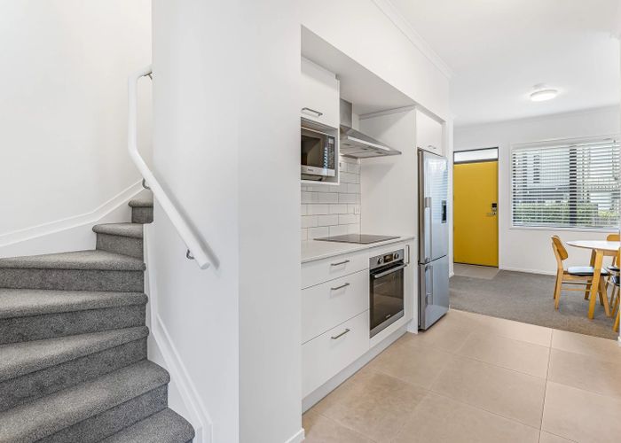  at 2 Hononga Lane, Northcote, Auckland