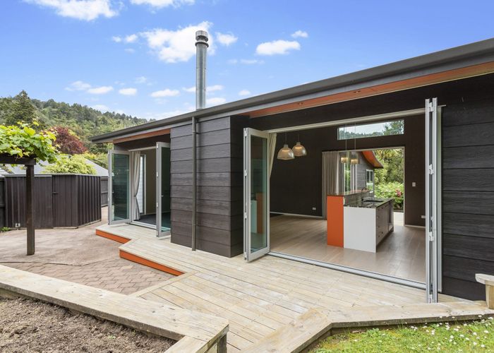  at 5 Jays Road, Titirangi, Auckland