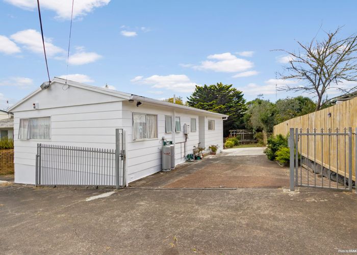  at 1/52 Tudor Road, Henderson, Auckland