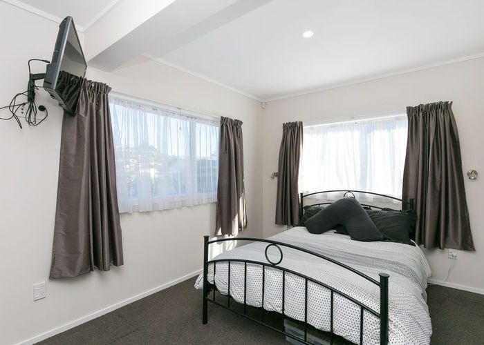  at 32 Glanmire Road, Newlands, Wellington