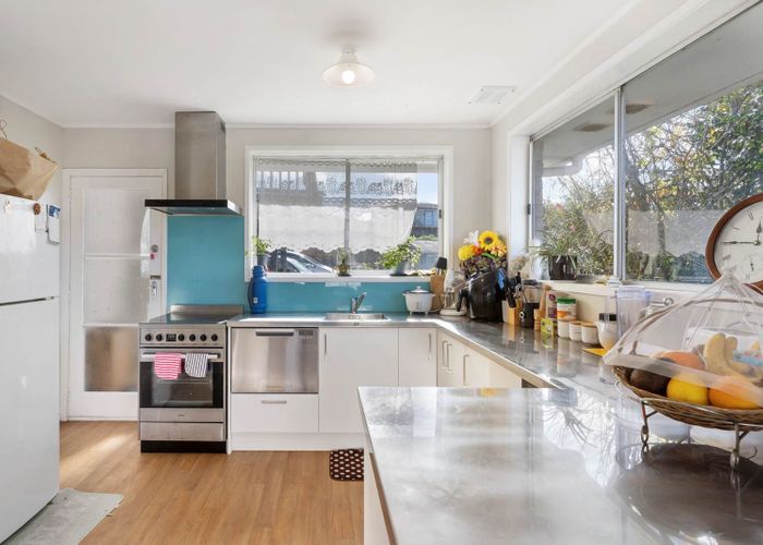  at 2/74 Chivalry Road, Glenfield, North Shore City, Auckland