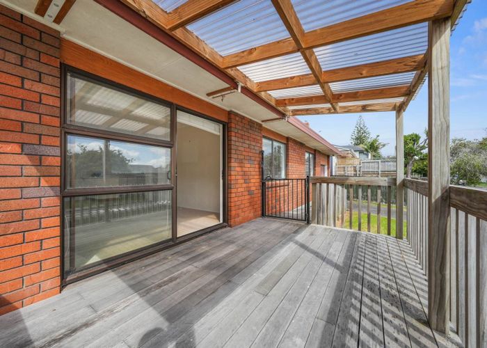  at 2/60 Flanshaw Road, Te Atatu South, Waitakere City, Auckland