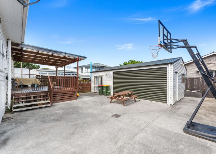  at 17 Kenderdine Road, Papatoetoe, Auckland