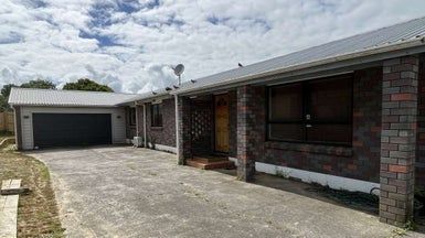  at 146 Botany Road, Botany Downs, Auckland