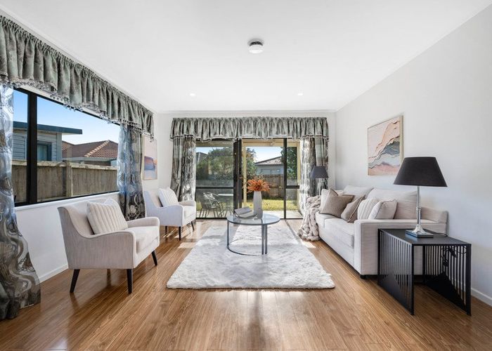  at 2/9 Bernie Edwards Place, Botany Downs, Manukau City, Auckland
