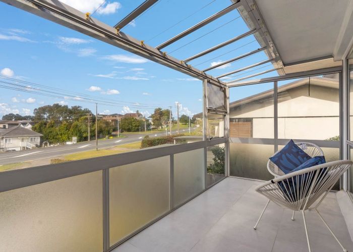  at 832 East Coast Road, Oteha, Auckland