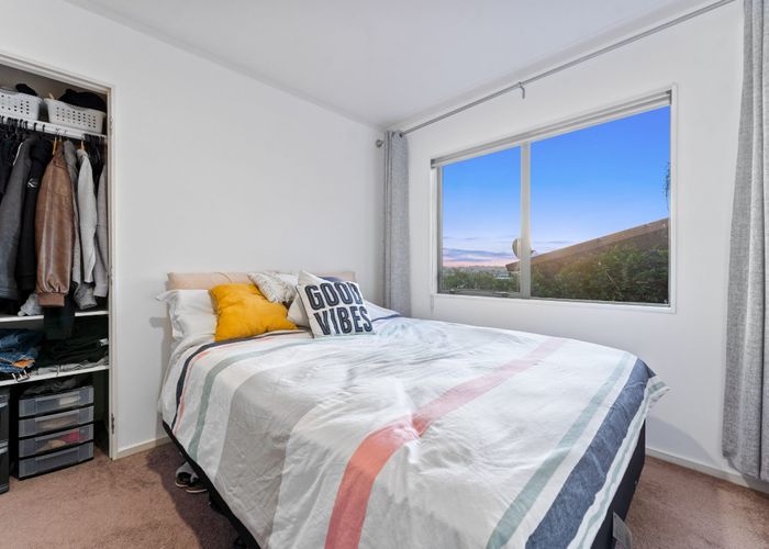  at 2/27 Mallard Place, Unsworth Heights, North Shore City, Auckland