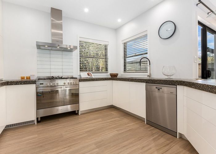  at 6 Greenstone Place, Aotea, Porirua