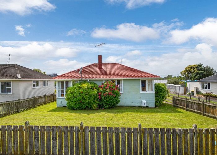  at 73 Greenslade Crescent, Northcote, North Shore City, Auckland